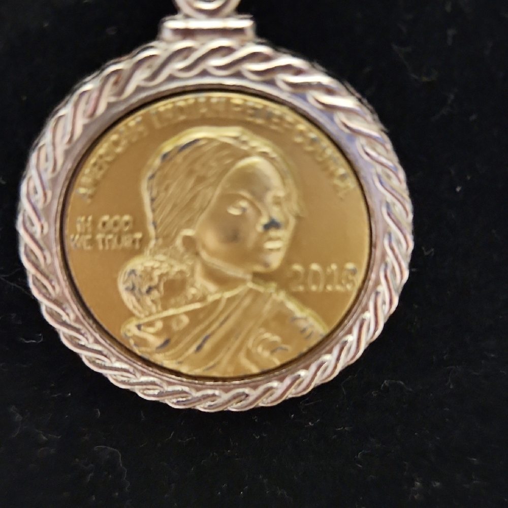 Elegant Gold and Silver Pendant Necklace - Picture 3 of 4